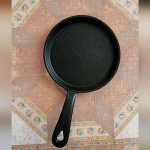 Mini black cast iron skillet pan NWOT